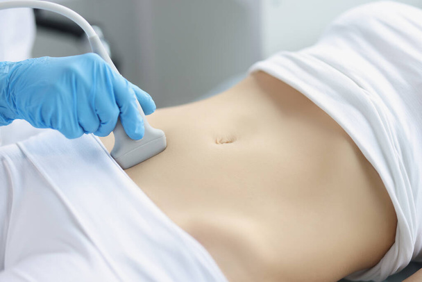 Kädet naisten vatsaan, ultraääni vatsaonteloon - Valokuva, kuva