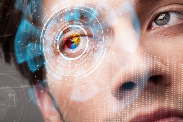 Cyber-homme moderne futuriste avec panneau d'oeil d'écran de technologie - Photo, image