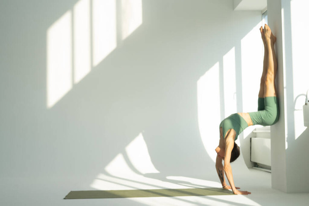 дівчина робить йогу, робить гімнастичні елементи і розтягується
 - Фото, зображення