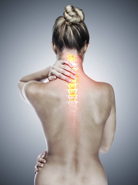 Apuntando al dolor. Foto retrospectiva de una mujer que le retiene la espalda con dolor. - Foto, imagen