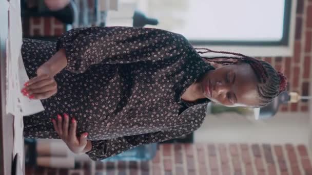 Vertikales Video: Afroamerikanerin erwartet Kind und arbeitet im Geschäft - Filmmaterial, Video