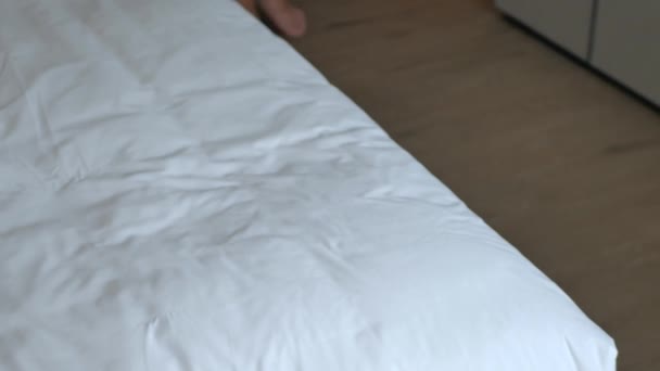 Уход за домом приносит полотенца в спальню - Кадры, видео