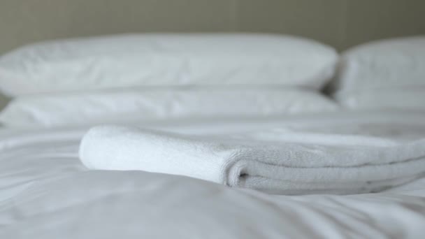 servizio di pulizia della casa d'albergo porta asciugamani in camera da letto - Filmati, video