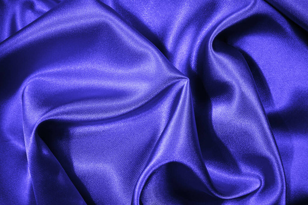  Satén de seda azul púrpura. Hermosos pliegues suaves. Superficie de tela brillante. Elegante fondo sedoso con espacio para el diseño.  - Foto, imagen