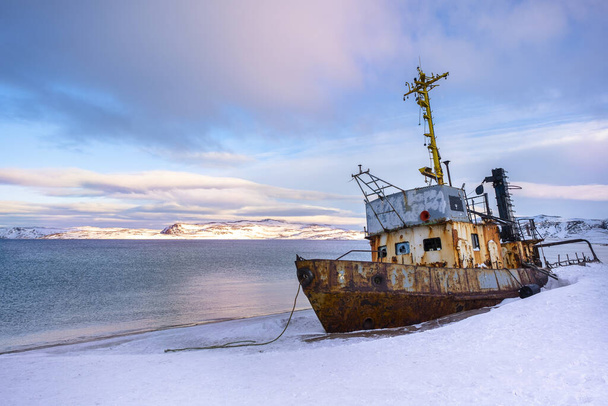 Mar y barco viejo abandonado, barco en la nieve. Vista lateral. Paisaje invernal en Rusia, Península de Kola, Teriberka - Foto, Imagen