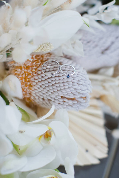 Βέρες σε boho γάμου μπουκέτο με banksia, ορχιδέες και ξηρά λουλούδια - Φωτογραφία, εικόνα