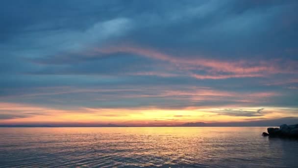 Zonsondergang op de Egeïsche zee. Gele verlichting, land in de verte, water, Griekenland - Video
