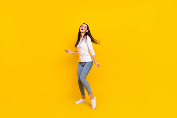 Koko kehon kuva nuori innoissaan nainen pitää hauskaa tanssiklubi kulumista rento asu eristetty yli keltainen väri tausta - Valokuva, kuva