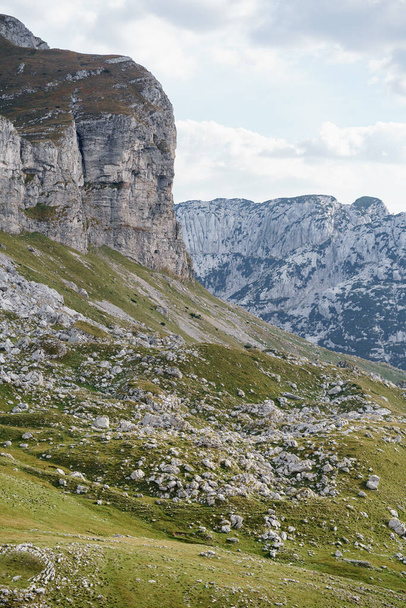 Stenen berg op de achtergrond van de bergkam van de Sedlo Pass in het Durmitor National Park - Foto, afbeelding