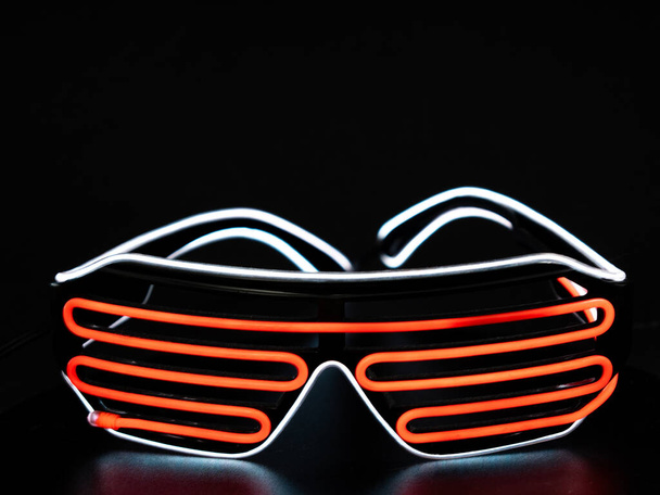 Óculos LED de néon brilhante. Óculos luminosos de carnaval. Brilho nos óculos escuros para clube, festa. - Foto, Imagem