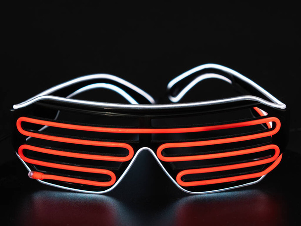 Parlak neon LED gözlükler. Karnaval parlak gözlükleri. Kulüp ve parti için siyah gözlüklerde parla. - Fotoğraf, Görsel