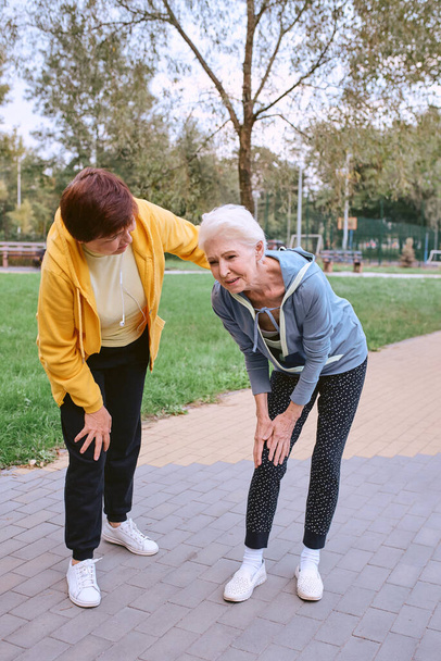 dvě starší ženy sportují v parku, infarkt - Fotografie, Obrázek