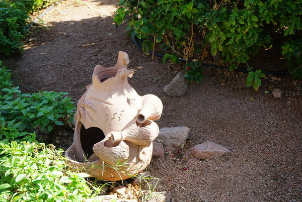 Керамічний декор в саду. Дахаб (провінція Південна Сінай, Єгипет).  - Фото, зображення