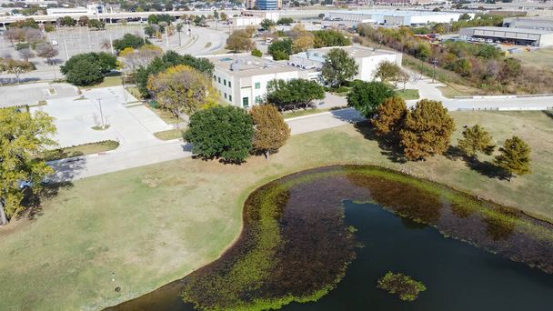 Carrollton Teksas, ABD 'de alg battaniyeli nilüfer havuzu yakınlarındaki ofis binası ve ticari depo. Hava görüntüsü, tesis hizmet binası, satın alma ve ulaşım ile karışık kullanım alanı - Fotoğraf, Görsel