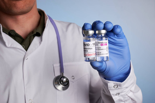 Doctor Shows Astrazeneca and Moderna Covid Vaccines - Foto, immagini
