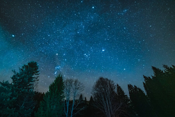 красивое ночное небо со звездами и молочный путь - Фото, изображение