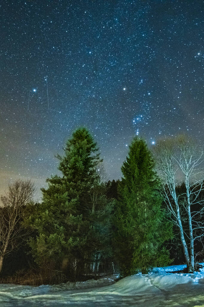krásná noční obloha s hvězdami a mléčnou dráhou - Fotografie, Obrázek