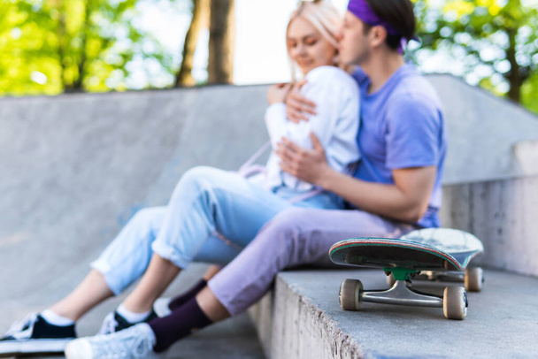 Retrato de pareja adolescente con estilo en el amor durante su cita en un parque de skate - Foto, imagen