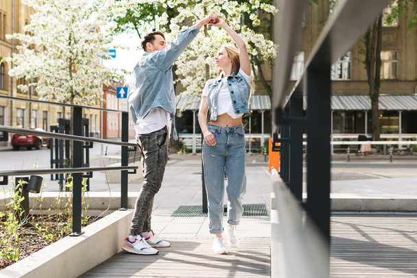 Ritratto di giovane coppia sensuale e amorevole che balla durante il loro appuntamento in una strada della città - Foto, immagini