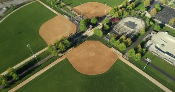 Vue aérienne d'un complexe de terrains de jeux polyvalents avec terrains de soccer / crosse et terrains de softball avec lumières. - Séquence, vidéo