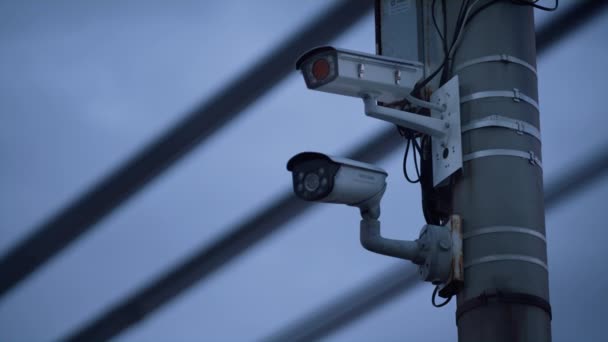 Des caméras de surveillance surveillant la rue de la ville. Concept de technologie de sécurité - Séquence, vidéo