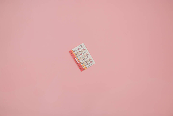 Женская оральная контрацепция таблетки волдырь на розовом фоне. Женщины противогормональные противозачаточные таблетки. Планирование концепции беременности. Копировальная площадь, плоская кладка. - Фото, изображение