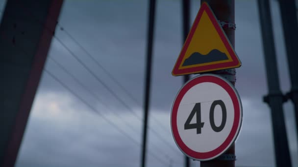 Κλείσιμο προειδοποιητική πινακίδα ορίου ταχύτητας στον συννεφιασμένο ουρανό. Πινακίδες ελέγχου κυκλοφορίας πόλεων - Πλάνα, βίντεο