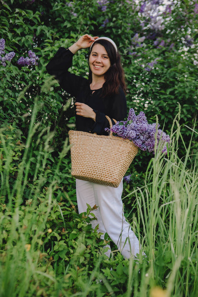 schöne Frau posiert mit fliederfarbenen Blumen Der Sommer kommt - Foto, Bild
