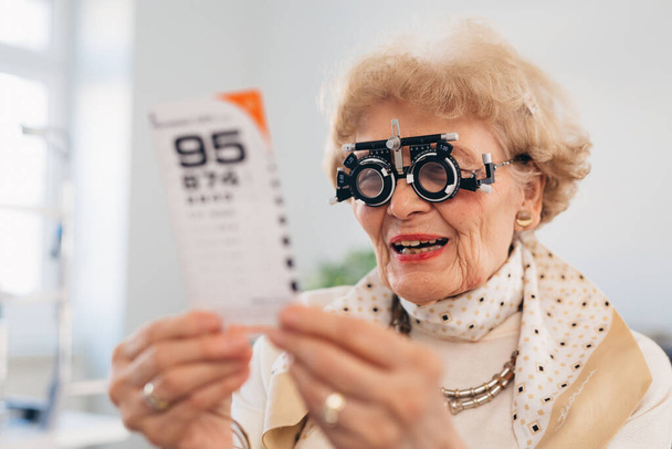 de oudere vrouw heeft een oogheelkundig onderzoek - Foto, afbeelding