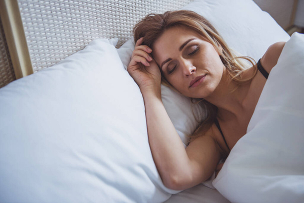 schöne blonde Mädchen schläft in ihrem Bett, Nahaufnahme - Foto, Bild