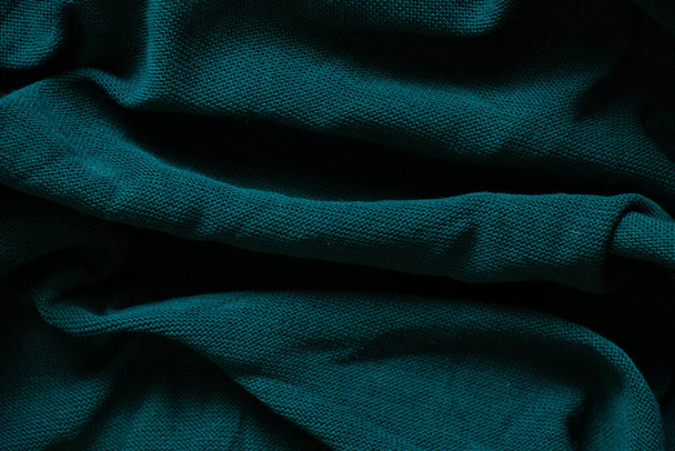 σκούρο πράσινο τσαλακωμένο πλεκτό ύφασμα ως φόντο closeup - Φωτογραφία, εικόνα