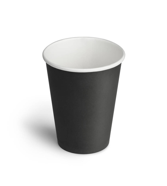 Papel negro para llevar taza de café. Aislado en un blanco. Con camino de recorte - Foto, Imagen