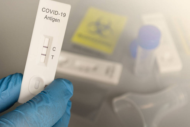 Arzt mit einem Testset für die Krankheit COVID-19. Laborkarten-Kit getestet POSITIVE für Viren neuartigen Coronavirus - Foto, Bild