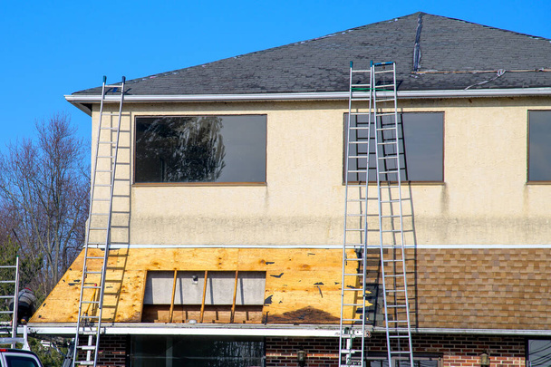 huis dak reparatie gordelroos dakwerker beschadigde bevestiging - Foto, afbeelding