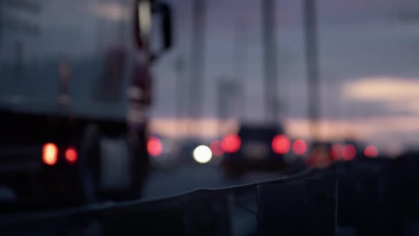 Nahaufnahme Straße metallische Leitplanke am lila Abendhimmel. Verkehrssicherheit in der Stadt. - Filmmaterial, Video