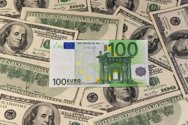Koncept podnikání, financí, úspor, bankovnictví.Papírové směnky ve výši 100 eur a 100 dolarů jsou roztroušeny shora. - Fotografie, Obrázek