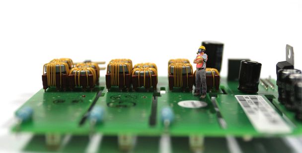 Miniatuur mens op elektronische bord - Foto, afbeelding
