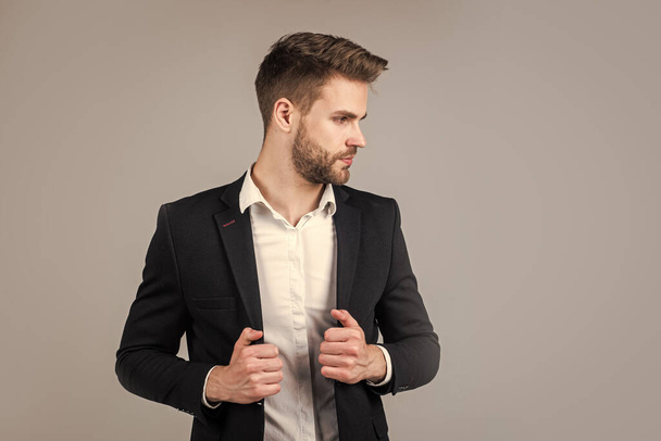 well groomed hairstyle. Cool and sexy. male beauty and fashion look. formal office costume for bearded guy. unshaven handsome man with bristle. hairdresser concept. young and confident boss - Zdjęcie, obraz