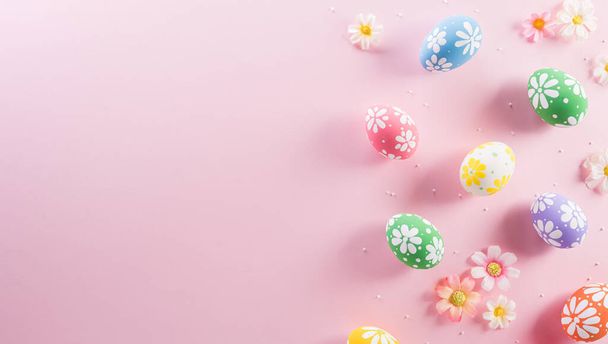 Felice concetto di decorazione pasquale. Colorate uova di Pasqua con fiori su sfondo rosa pastello. - Foto, immagini