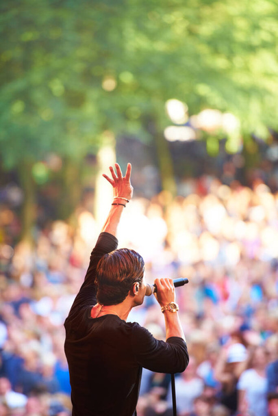 Müzik festivalinin tadını çıkarıyorum. Bir müzik konserinde büyük bir kalabalığın görüntüsü.. - Fotoğraf, Görsel