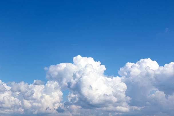 Krásné bílé mraky s modrým nebem pozadí - Fotografie, Obrázek