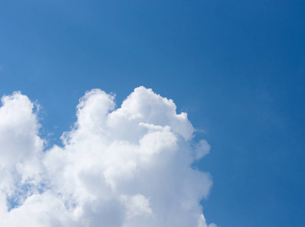 Belle nuvole bianche con sfondo cielo blu - Foto, immagini