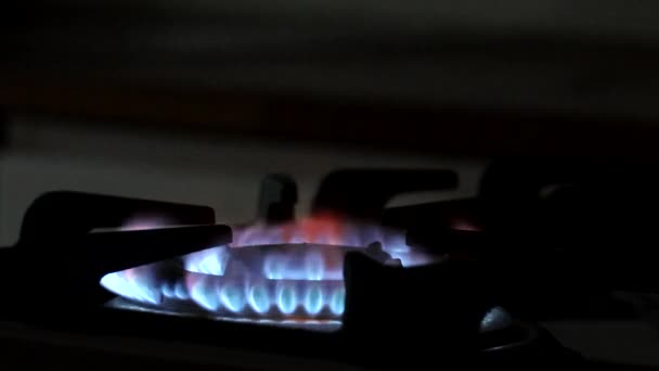 Płomienie na gazowym piecu kuchennym - Materiał filmowy, wideo
