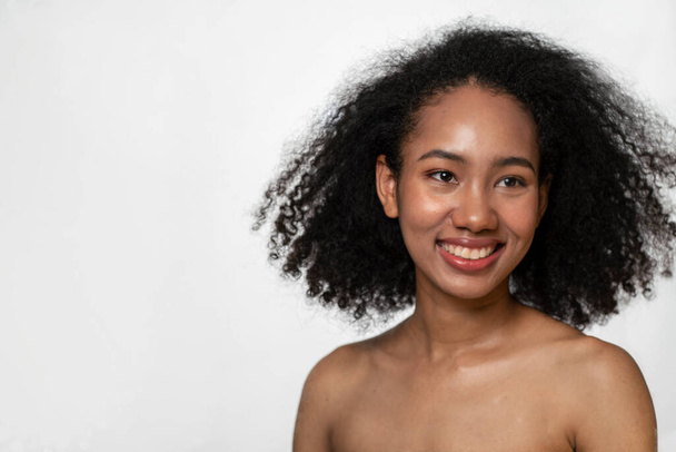 Retrato de raza mixta joven mujer negra con hermosa sonrisa sobre un fondo blanco.  - Foto, Imagen