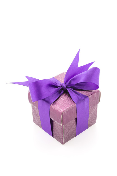 Caja de regalo púrpura aislada sobre fondo blanco - Foto, imagen