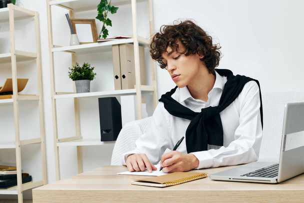 чоловік онлайн навчається ноутбук інтер'єр будинку Технологія стилю життя
 - Фото, зображення