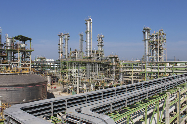 Olie en chemische fabriek op zomerdag - Foto, afbeelding