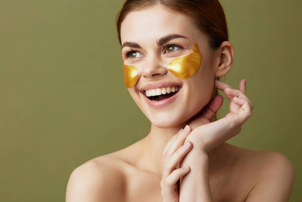 vrouw gouden vlekken op het gezicht close-up Lifestyle - Foto, afbeelding