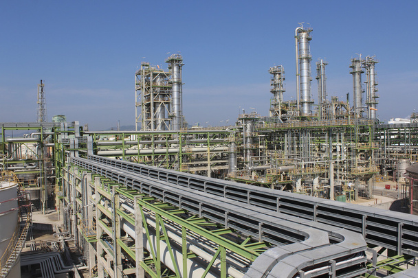 Нефтехимический завод в летний день
 - Фото, изображение