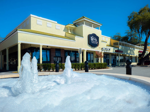 Kissimmee, Florida - 6 febbraio 2022: Vista da vicino del Cicis Pizza Restaurant Building Esterno con cascate che scorrono a Orlando, FL. La pizza di Cici è una catena di ristoranti per famiglie. - Foto, immagini